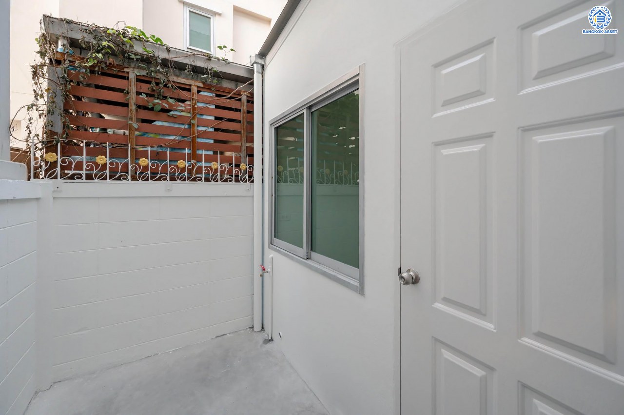 บ้านมือสองตกแต่งใหม่ โครงการ ศุภาลัยวิลล์ วงศ์สว่าง พร้อมอยู่ เนื้อที่ 24.2 ตร.ว. ฟังก์ชัน 3 ห้องนอน 3 ห้องน้ำ จอดรถได้ 2 คัน บนสุดยอดทำเล เชื่อมต่อได้หลายเส้นทาง ทั้งถนนกรุงเทพ-นนทบุรี, ถนนวงศ์สว่าง, ถนนนครอินทร์ และถนนติวานนท์ ใกล้จุดขึ้นทางด่วนงามวงศ์วาน รถไฟฟ้าสายสีม่วง "สถานีแยกติวานนท์" และ "สถานีกระทรวงสาธารณสุข"